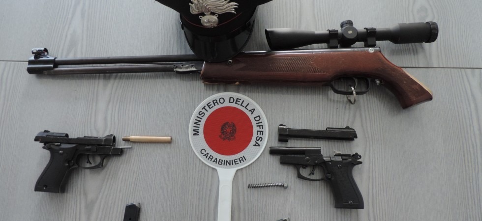 Pistole e fucile modificati e nascosti nell'armandio, denunciato un 35enne di Cles